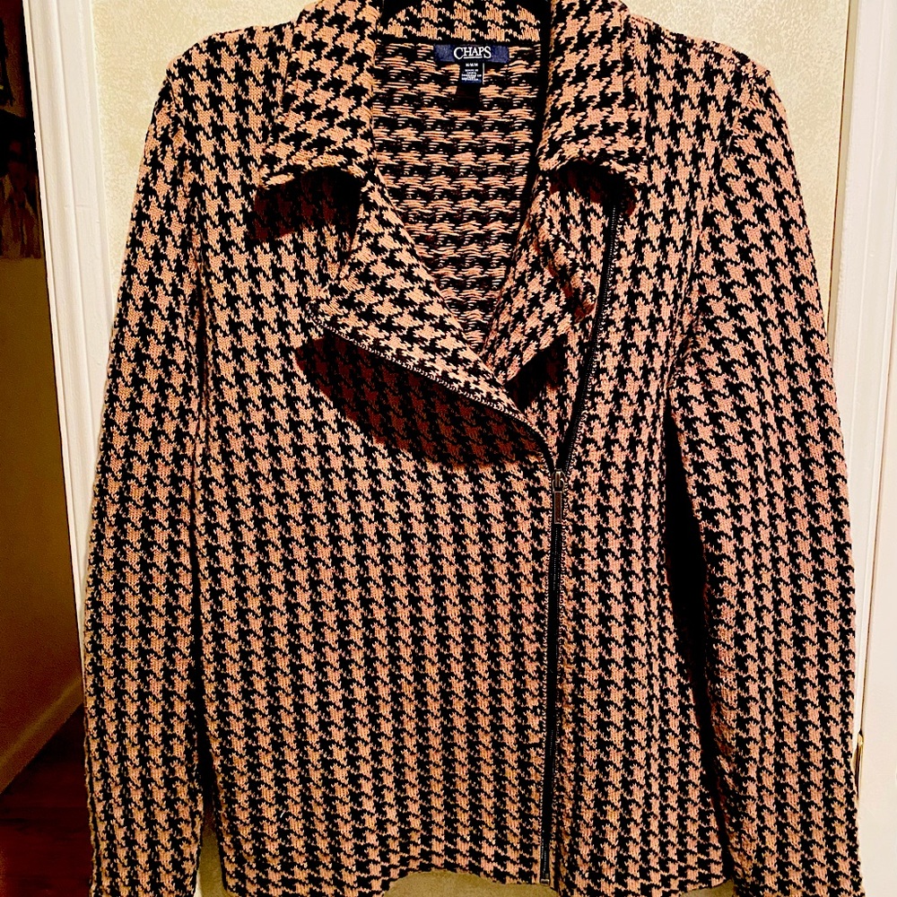 Herringbone fitted sweater jacket.